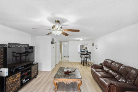 Condo in Pembroke Pines, Florida, 2 bedrooms  № 2009608 - photo 7