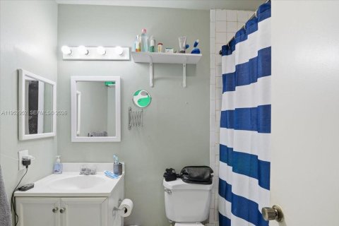 Condo in Pembroke Pines, Florida, 2 bedrooms  № 2009608 - photo 25