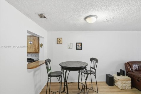 Condo in Pembroke Pines, Florida, 2 bedrooms  № 2009608 - photo 14