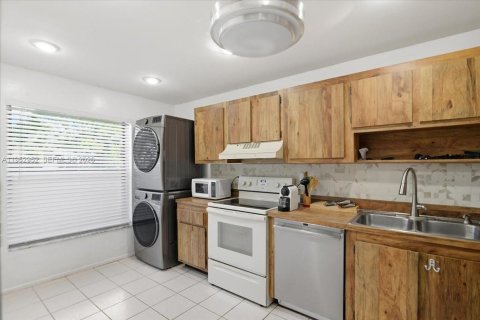 Condo in Pembroke Pines, Florida, 2 bedrooms  № 2009608 - photo 12