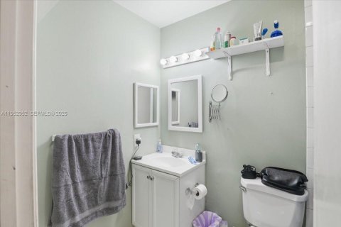 Condo in Pembroke Pines, Florida, 2 bedrooms  № 2009608 - photo 26