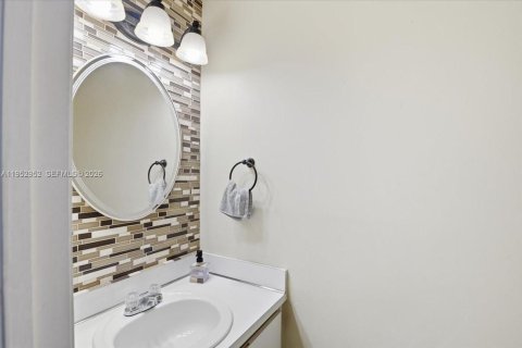 Condo in Pembroke Pines, Florida, 2 bedrooms  № 2009608 - photo 17