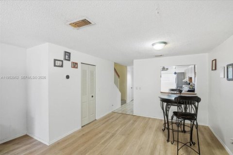 Condo in Pembroke Pines, Florida, 2 bedrooms  № 2009608 - photo 15