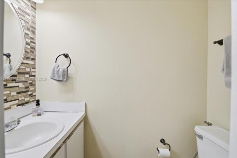 Condo in Pembroke Pines, Florida, 2 bedrooms  № 2009608 - photo 18