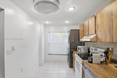 Condo in Pembroke Pines, Florida, 2 bedrooms  № 2009608 - photo 11