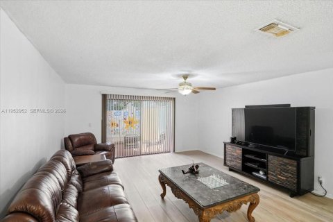 Condo in Pembroke Pines, Florida, 2 bedrooms  № 2009608 - photo 6