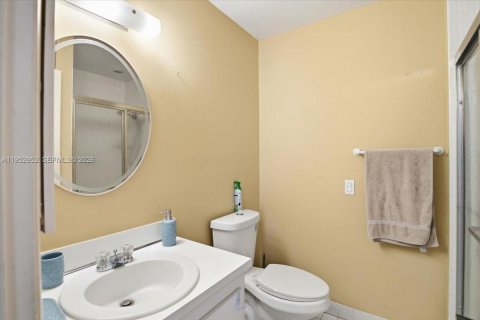 Condo in Pembroke Pines, Florida, 2 bedrooms  № 2009608 - photo 30