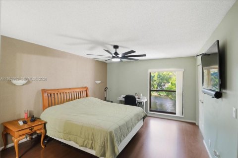 Condo in Pembroke Pines, Florida, 2 bedrooms  № 2009608 - photo 22