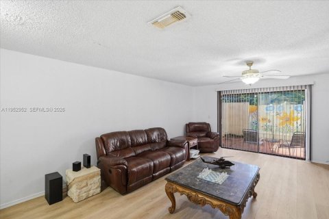 Condo in Pembroke Pines, Florida, 2 bedrooms  № 2009608 - photo 9