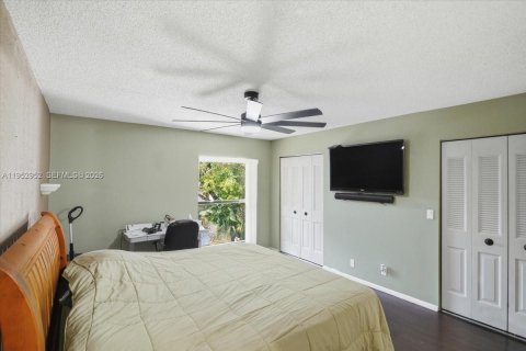 Condo in Pembroke Pines, Florida, 2 bedrooms  № 2009608 - photo 23