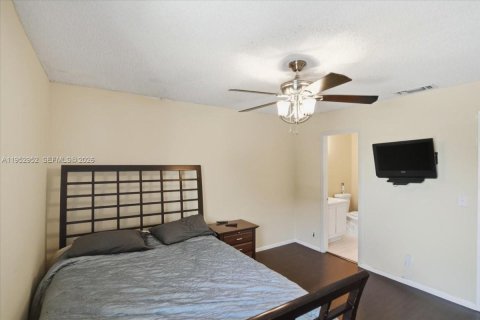Condo in Pembroke Pines, Florida, 2 bedrooms  № 2009608 - photo 29