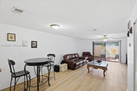 Condo in Pembroke Pines, Florida, 2 bedrooms  № 2009608 - photo 5