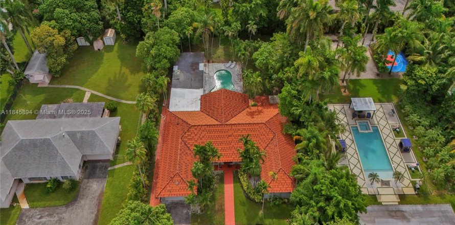 House in Miami, Florida 4 bedrooms, 395.95 sq.m. № 1842798