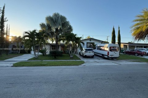 Casa en alquiler en Cutler Bay, Florida, 3 dormitorios, 212.19 m2 № 2053298 - foto 2