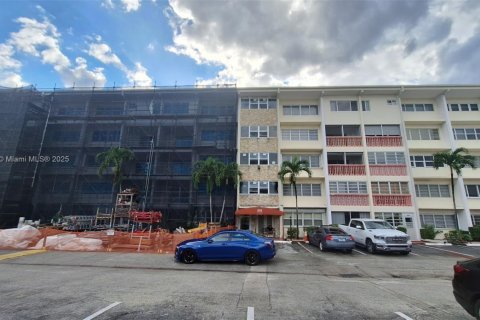 Condo in Hallandale Beach, Florida, 1 bedroom  № 1941465 - photo 4