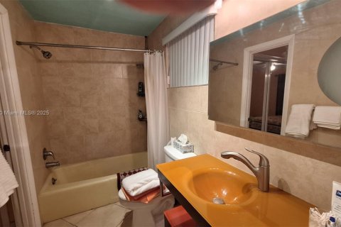 Condo in Hallandale Beach, Florida, 1 bedroom  № 1941465 - photo 15