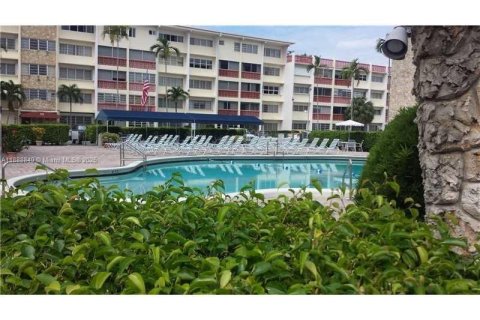 Condo in Hallandale Beach, Florida, 1 bedroom  № 1941465 - photo 7