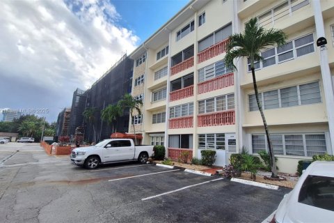 Condo in Hallandale Beach, Florida, 1 bedroom  № 1941465 - photo 1