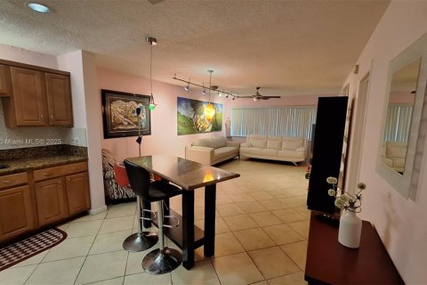Condo in Hallandale Beach, Florida, 1 bedroom  № 1941465 - photo 11