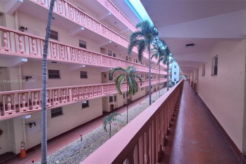 Condo in Hallandale Beach, Florida, 1 bedroom  № 1941465 - photo 8