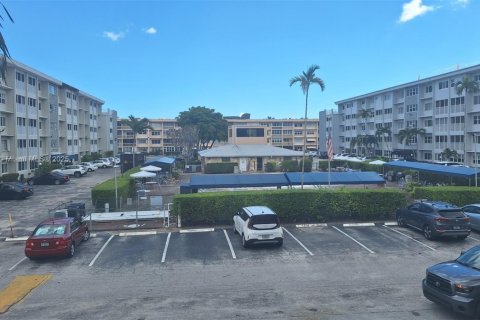 Condo in Hallandale Beach, Florida, 1 bedroom  № 1941465 - photo 10