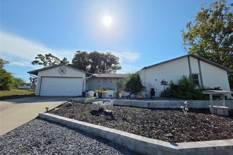 Villa ou maison à Spring Hill, Floride 3 chambres, 162.95 m2 № 2310469