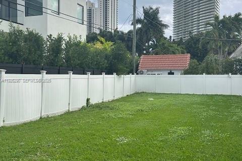 House in Sunny Isles Beach, Florida 3 bedrooms, 137.87 sq.m. № 1984572 - photo 8