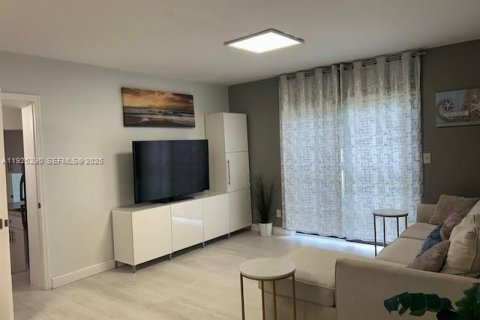 House in Sunny Isles Beach, Florida 3 bedrooms, 137.87 sq.m. № 1984572 - photo 13