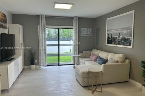 House in Sunny Isles Beach, Florida 3 bedrooms, 137.87 sq.m. № 1984572 - photo 10