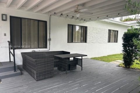 House in Sunny Isles Beach, Florida 3 bedrooms, 137.87 sq.m. № 1984572 - photo 4