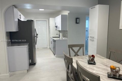 House in Sunny Isles Beach, Florida 3 bedrooms, 137.87 sq.m. № 1984572 - photo 14