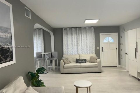 House in Sunny Isles Beach, Florida 3 bedrooms, 137.87 sq.m. № 1984572 - photo 11