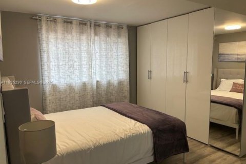 House in Sunny Isles Beach, Florida 3 bedrooms, 137.87 sq.m. № 1984572 - photo 18