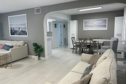 House in Sunny Isles Beach, Florida 3 bedrooms, 137.87 sq.m. № 1984572 - photo 12