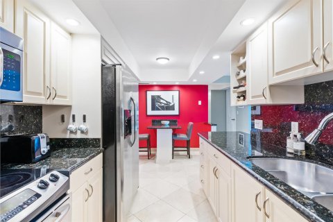 Condo in Highland Beach, Florida, 2 bedrooms  № 2184222 - photo 13