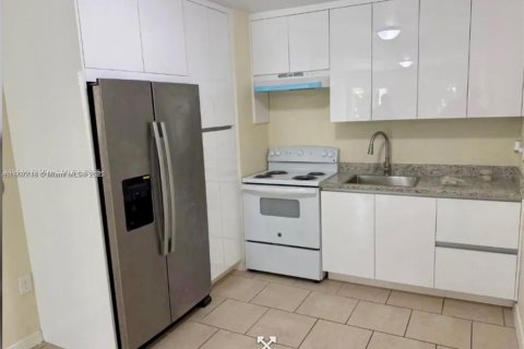 House in Miami, Florida 1 bedroom № 1963957 - photo 3