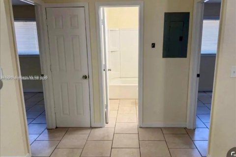 House in Miami, Florida 1 bedroom № 1963957 - photo 4