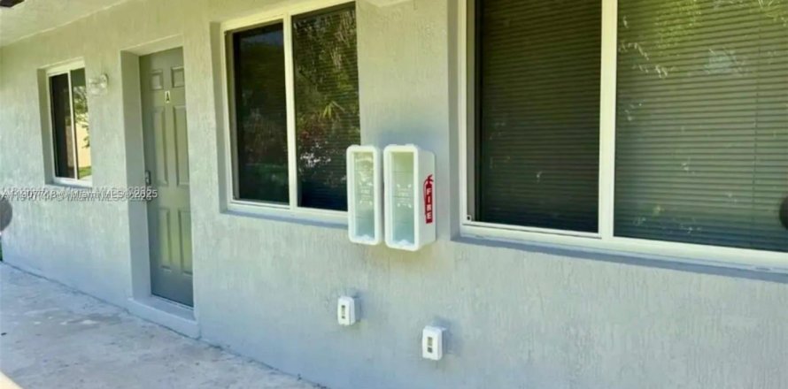 House in Miami, Florida 1 bedroom № 1963957