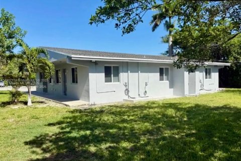 House in Miami, Florida 1 bedroom № 1963957 - photo 2
