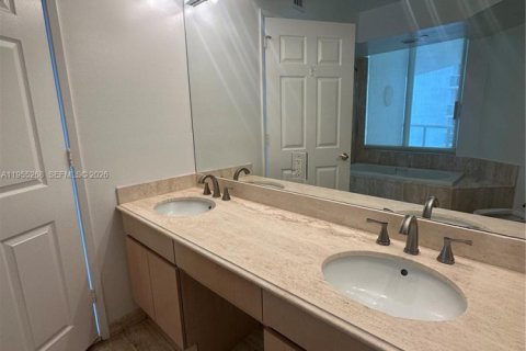Condominio en alquiler en Sunny Isles Beach, Florida, 2 dormitorios, 156.08 m2 № 2009668 - foto 23