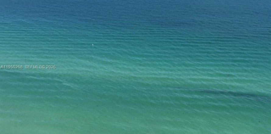 Condominio en Sunny Isles Beach, Florida, 2 dormitorios  № 2009668