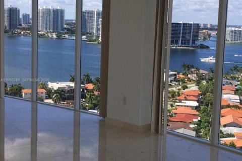 Condominio en alquiler en Sunny Isles Beach, Florida, 2 dormitorios, 156.08 m2 № 2009668 - foto 9