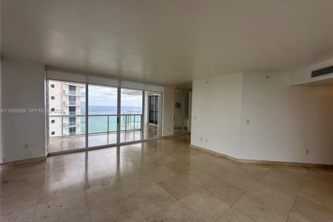 Condominio en alquiler en Sunny Isles Beach, Florida, 2 dormitorios, 156.08 m2 № 2009668 - foto 2