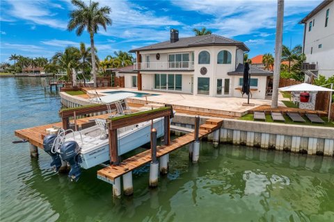 House in Belleair Beach, Florida 3 bedrooms, 299.61 sq.m. № 1657415 - photo 10