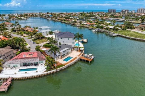 House in Belleair Beach, Florida 3 bedrooms, 299.61 sq.m. № 1657415 - photo 23