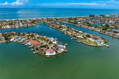 House in Belleair Beach, Florida 3 bedrooms, 299.61 sq.m. № 1657415 - photo 24