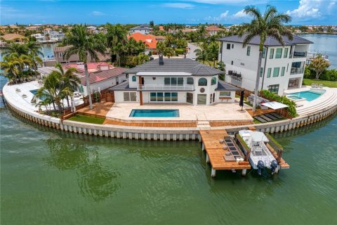 House in Belleair Beach, Florida 3 bedrooms, 299.61 sq.m. № 1657415 - photo 15