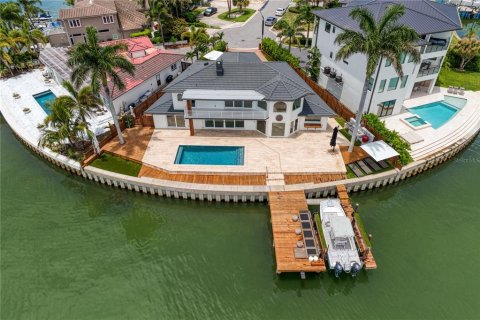 House in Belleair Beach, Florida 3 bedrooms, 299.61 sq.m. № 1657415 - photo 27
