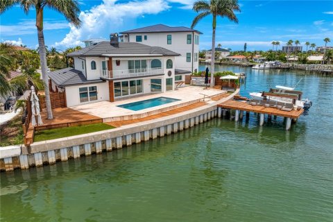 House in Belleair Beach, Florida 3 bedrooms, 299.61 sq.m. № 1657415 - photo 7
