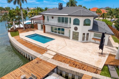 House in Belleair Beach, Florida 3 bedrooms, 299.61 sq.m. № 1657415 - photo 11